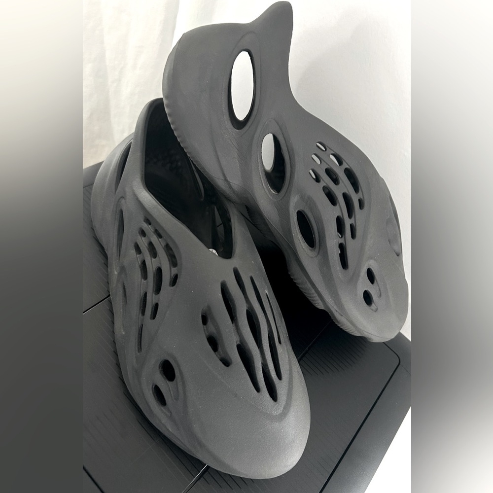 Adidas Yeray foam runner